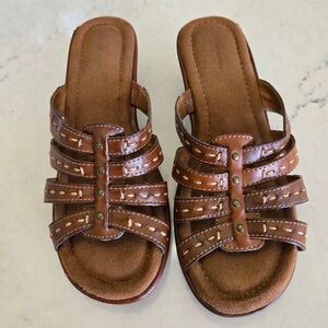 Women's Croft & Barrow Brown Wedge Sandals Size 6.5